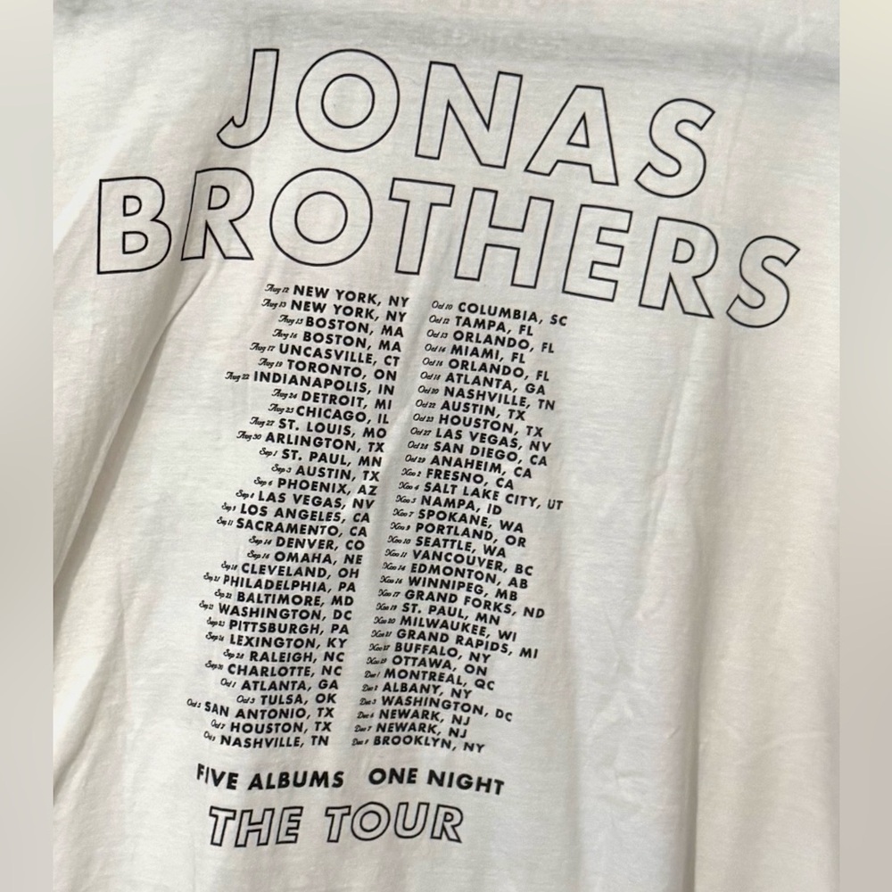 White Jonas Brothers 2023 Five Albums One Night Tour Dates T-shirt. Sz XL - Picture 4 of 5